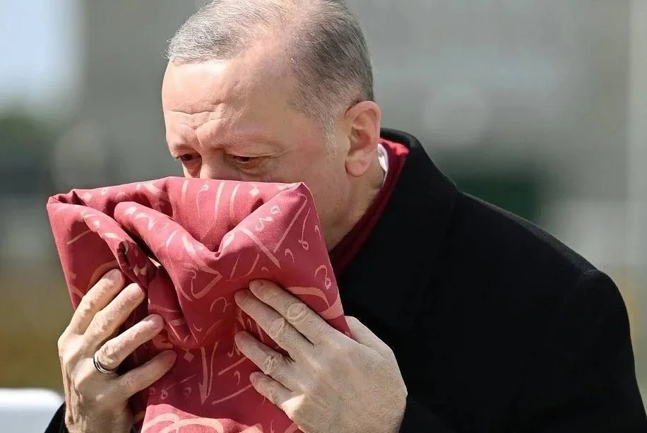 Erdoğan öperek teslim aldı! Osmanlı sancağı 129 yıl sonra Çanakkale’de