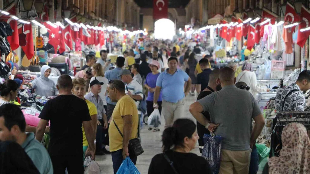 Otobüslerle akın akın geldiler! Türkiye’nin kararı sonrası Bulgar turistler alışveriş için kuyruk oluşturdu