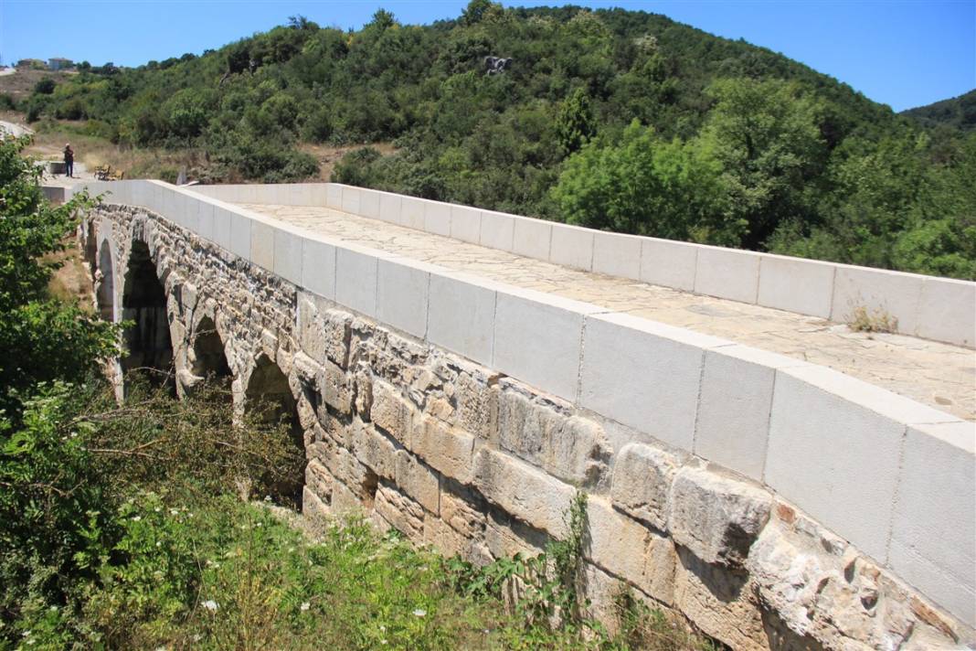Tepki çeken restorasyon: 2 bin yıllık Roma köprüsüne beton bloklar koydular