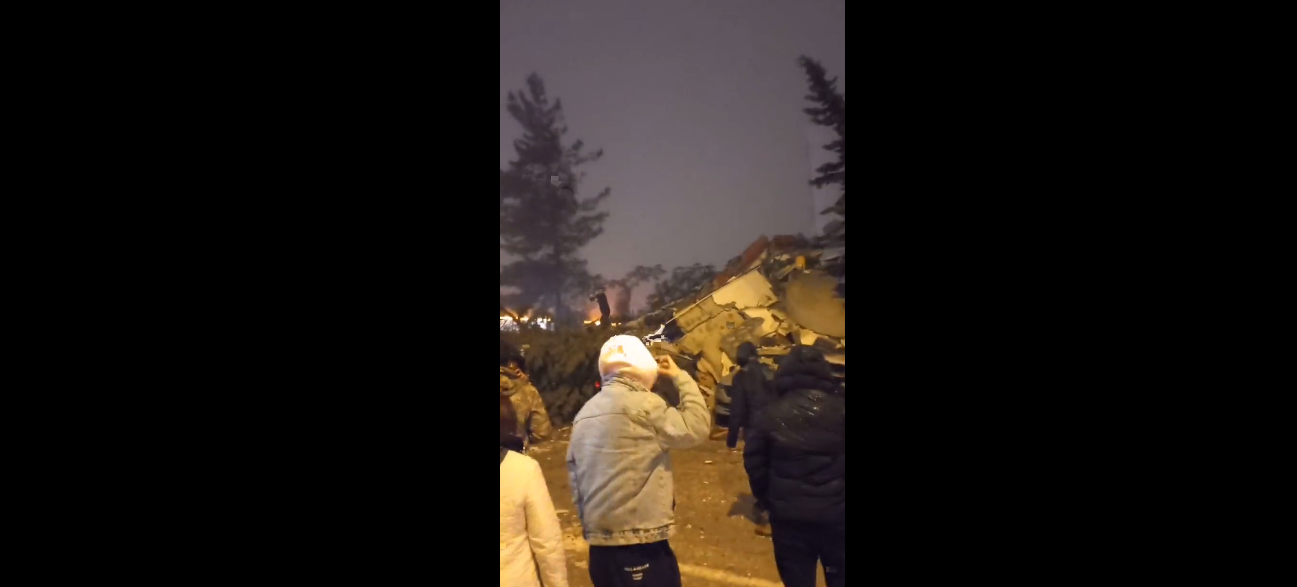 Depremde Gaziantep’te bir sitenin yıkılan görüntüleri