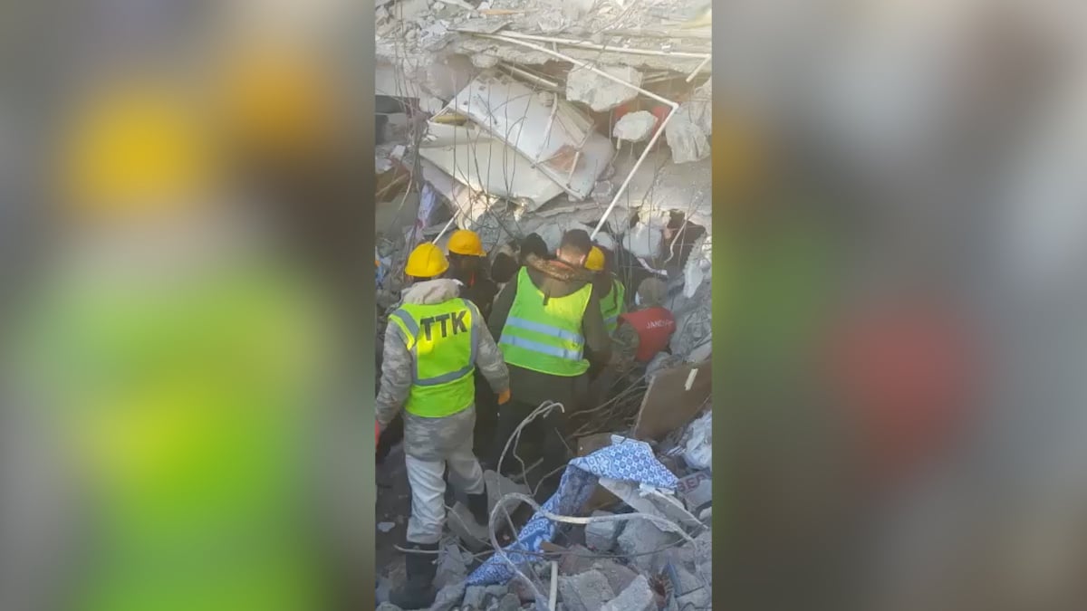 Depremin 9. gününde Hatay’da iki kardeş TTK ekibi tarafından kurtarıldı