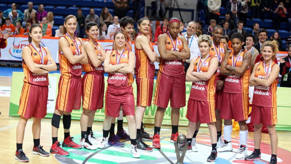 Ekrem Memnun, Galatasaray’ın şampiyonluk yaşadığı topu bağışladı
