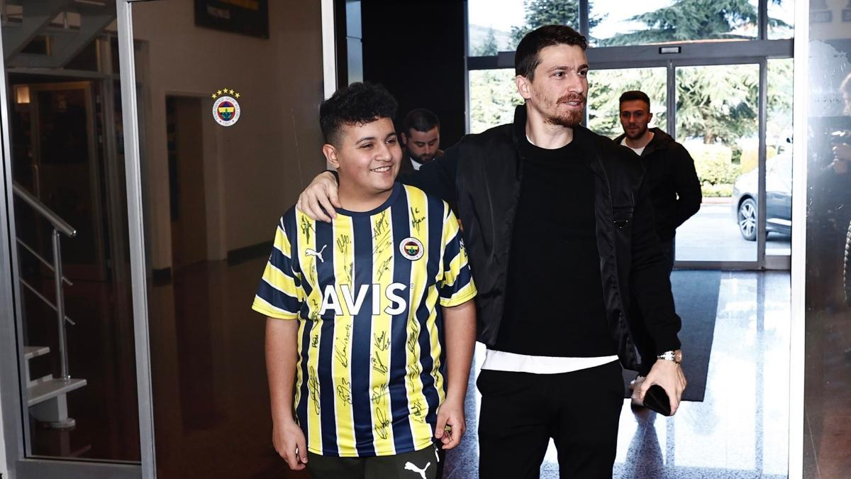 Enkazdan sağ kurtulan Mehmet Akif, Fenerbahçe grubuyla buluştu