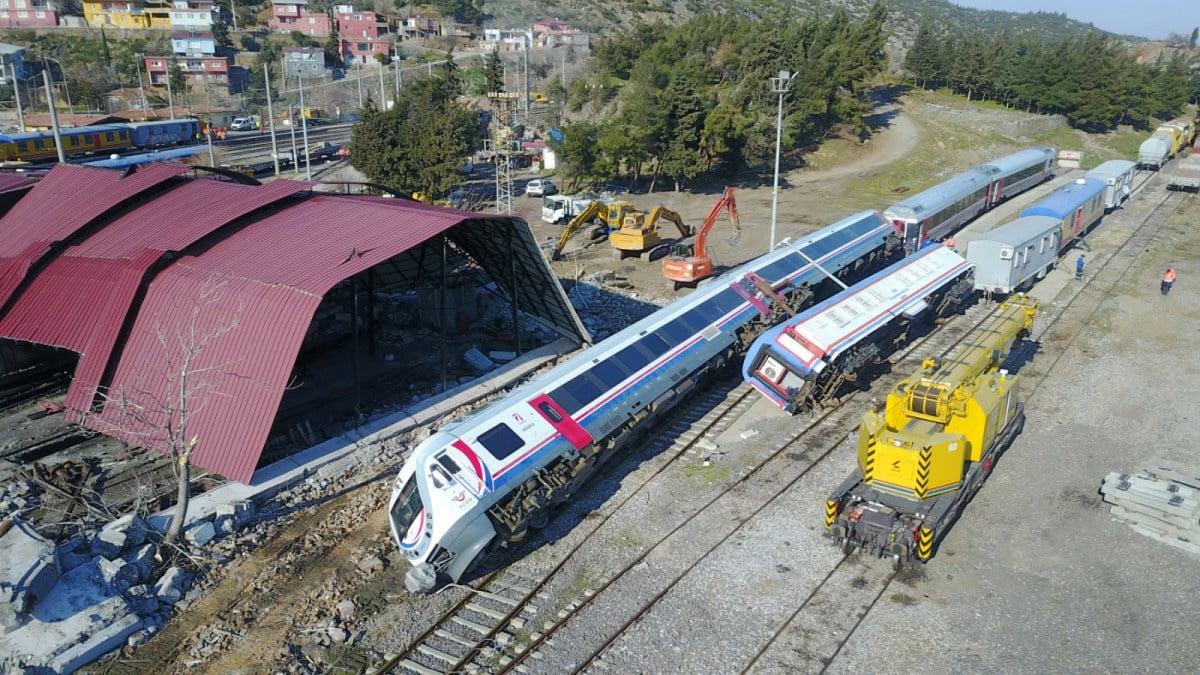 Gaziantep’te sarsıntıda 6 tren devrildi, kayalar raylara düştü