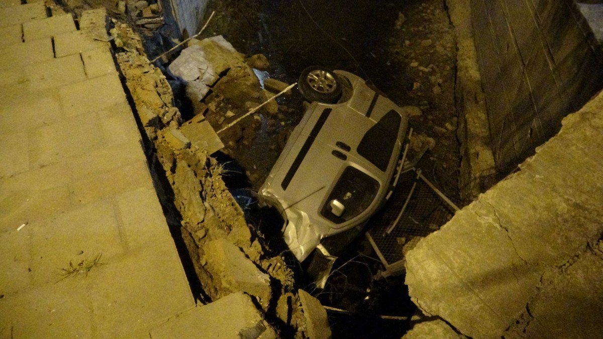 İzmir’de alkollü şoförün kullandığı araç, dereye uçtu