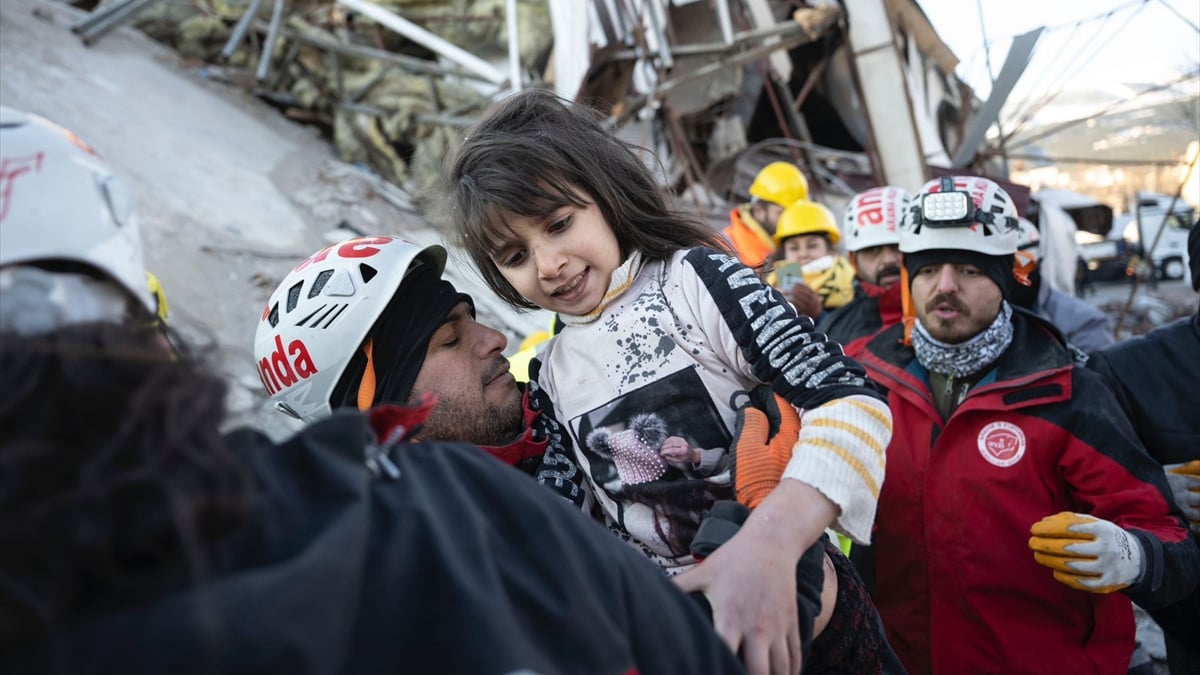 Kahramanmaraş’ta enkaz altından Suriyeli kız çıkarıldı