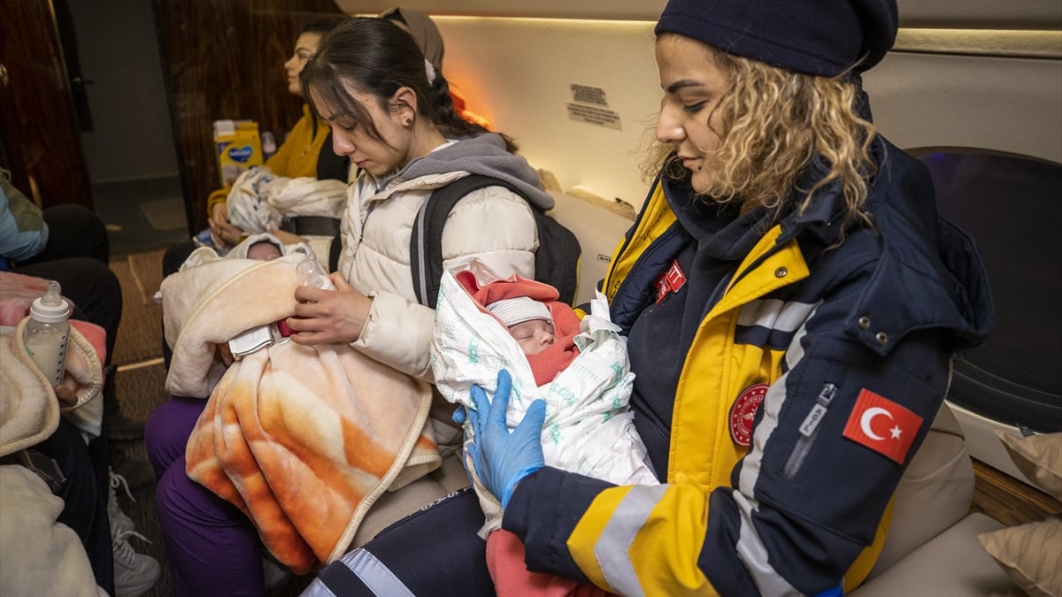 Kahramanmaraş’taki depremzede 16 bebek, Ankara’ya getirilerek koruma altına alındı