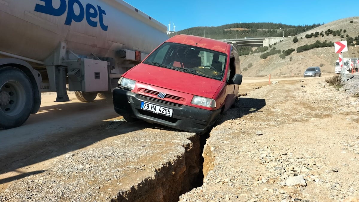 Osmaniye’de ticari araç, depremde yarılan yolun içine düştü