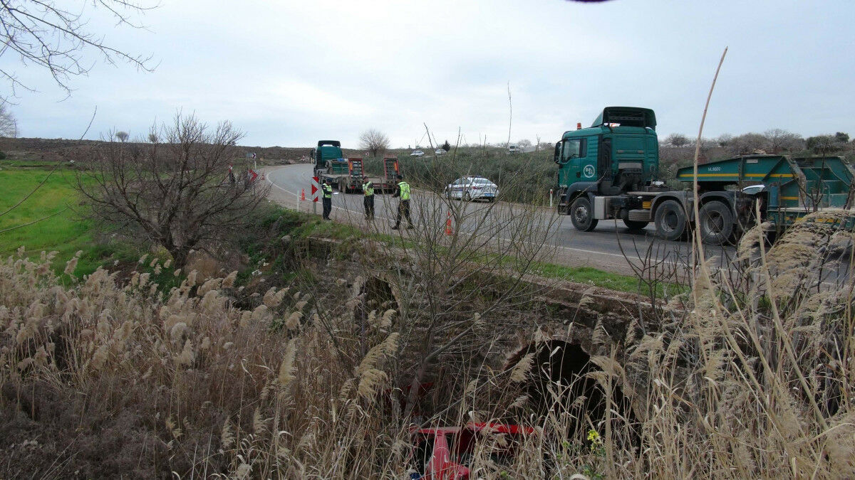 Kilis’te otomobil dereye uçtu: Sürücü, eşi ve kızı yaralandı