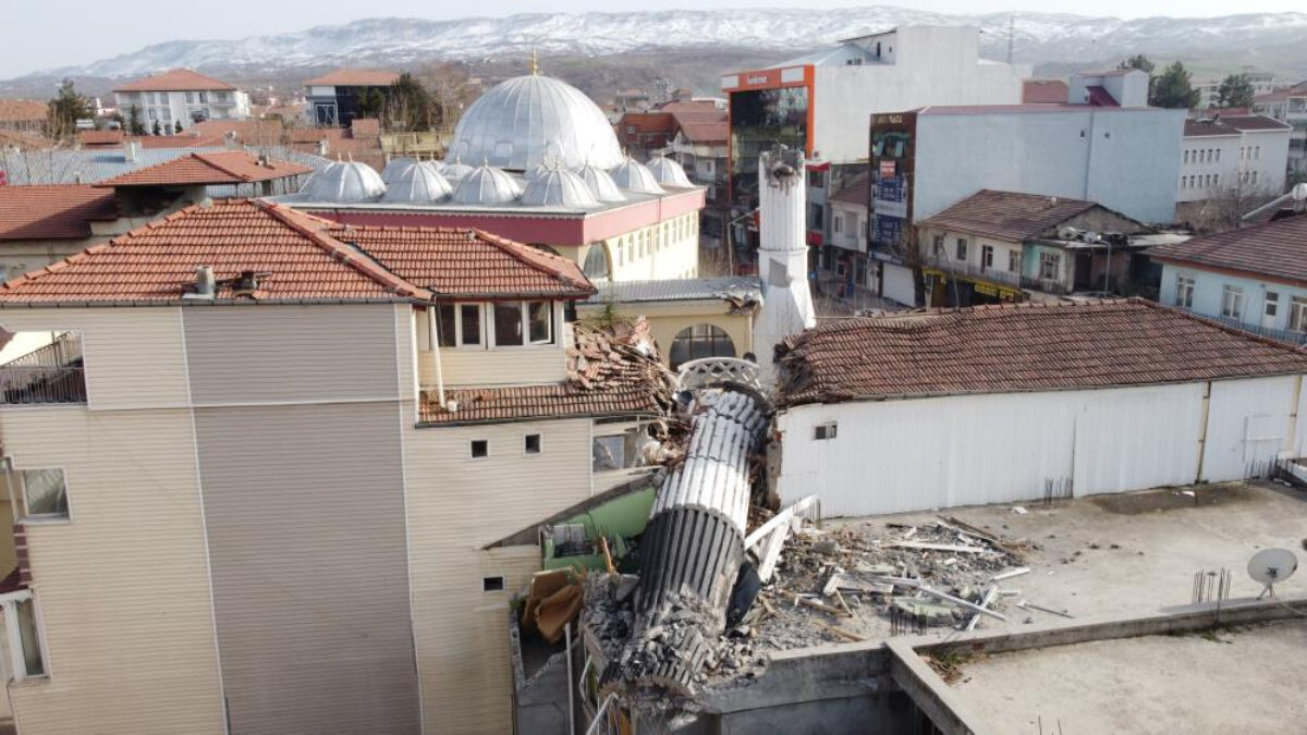 Sarsıntı kenti enkaza çevirmişti… Adıyaman’da cami minaresi sarsıntıda devrildi: Bina hasar gördü
