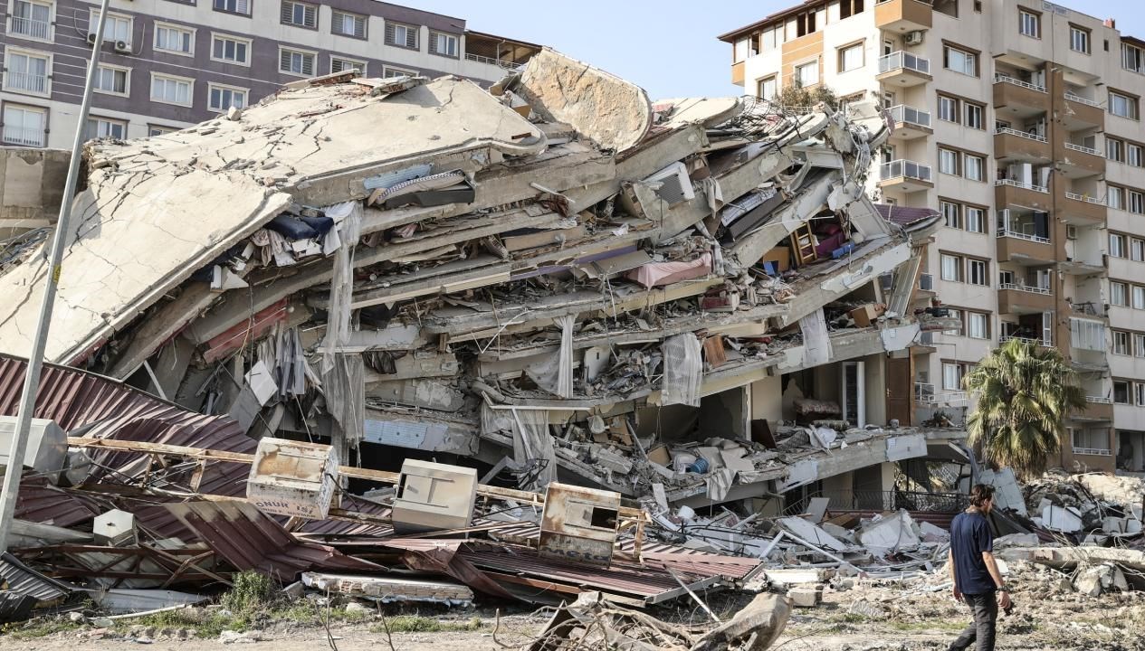 Zelzelede yıkılan binalarla ilgili tutuklu sayısı 247 oldu