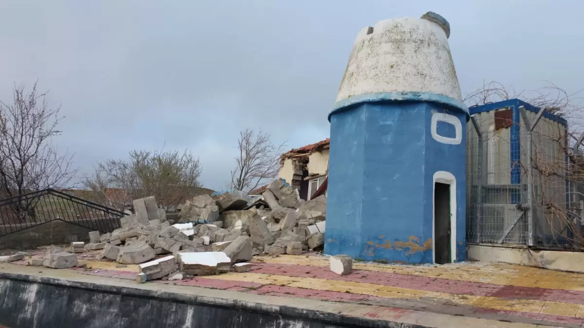 Aksaray’da fırtınada yıkılan minare imamı yaraladı