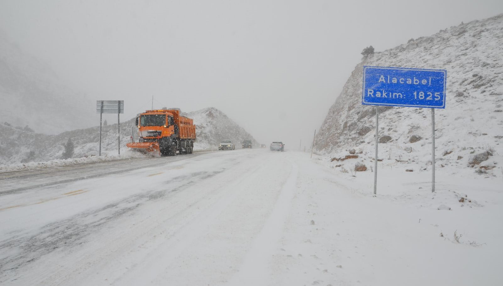Antalya beyaza büründü: Kar kalınlığı 20 santimetreye ulaştı