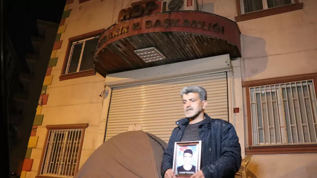 Diyarbakır’da HDP binası önünde çadırla nöbet tutan baba