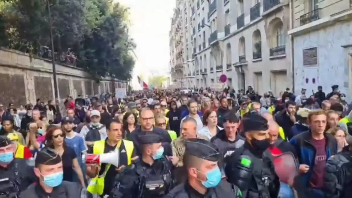Fransa iyice karıştı: Polisler saf değiştirdi!