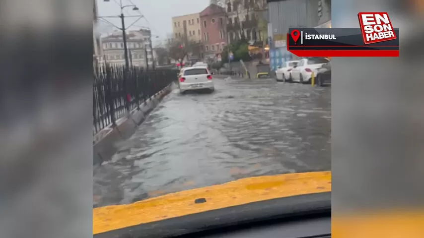 İstanbul’da yağmur sokakları göle çevirdi