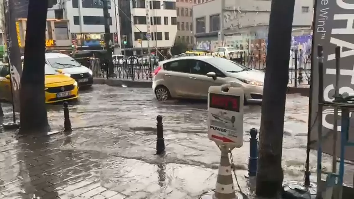 İstanbul’da yağmur sokakları göle çevirdi