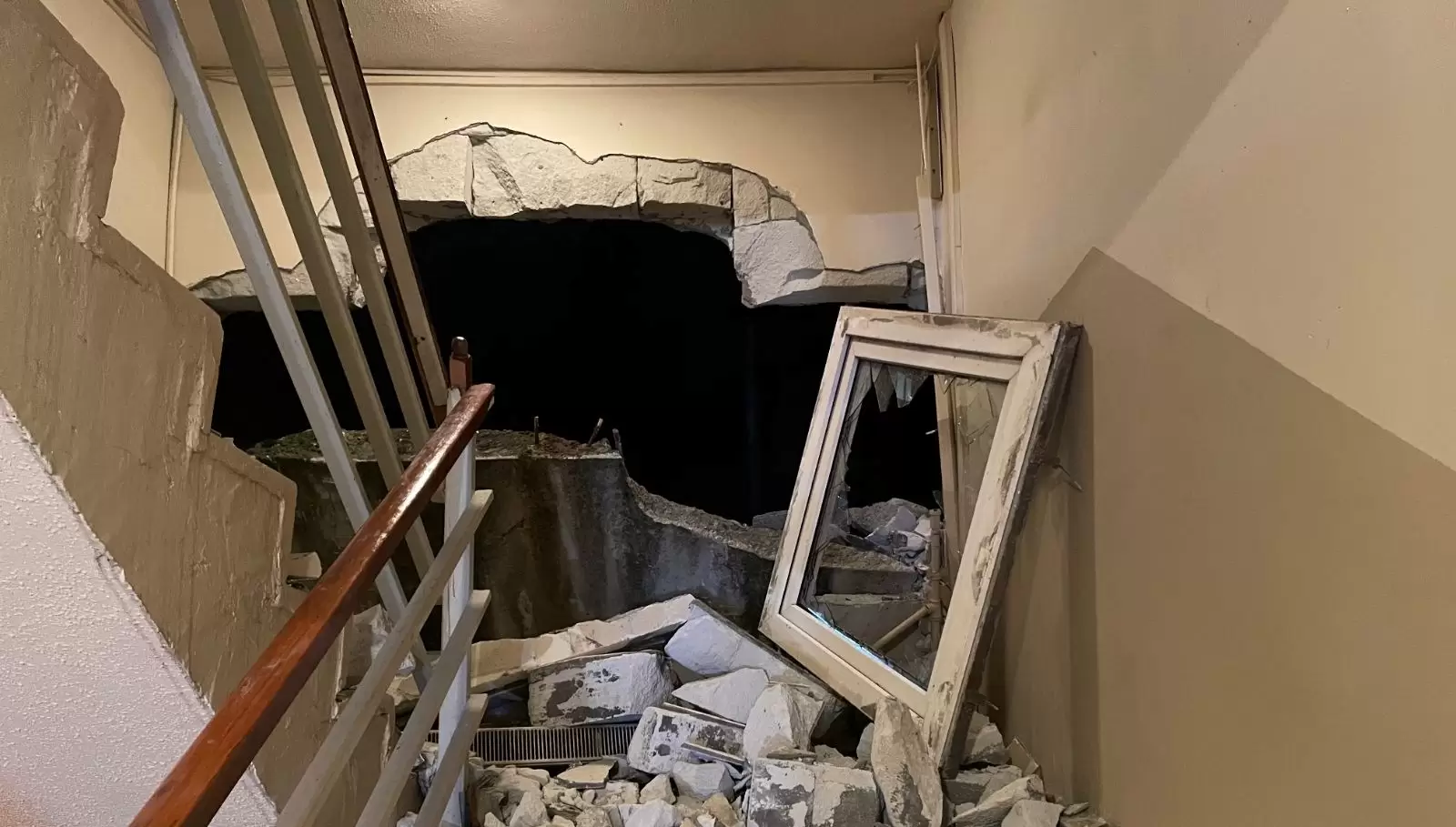 Kocaeli’de istinat duvarı çöktü, 4 apartman tahliye edildi