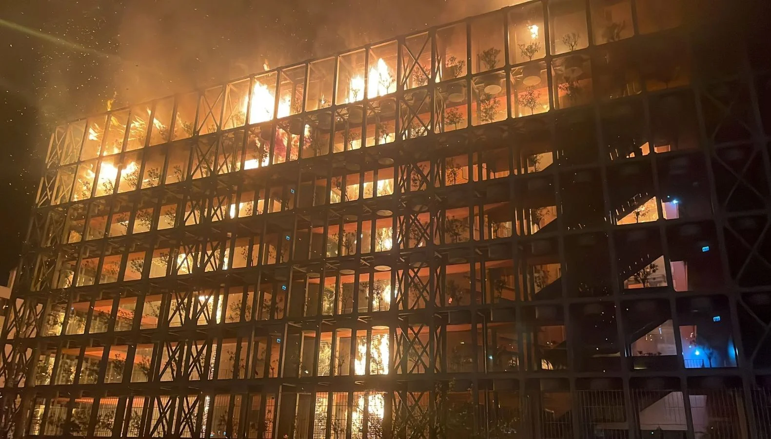 SON DAKİKA HABERİ: İzmir Narlıdere’de sitede büyük yangın