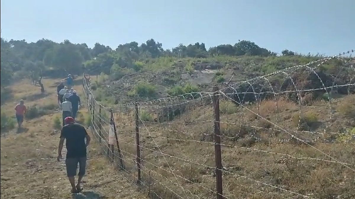 Akbelen köyünde dram! Zeytinlikler dikenli telle çevrildi!